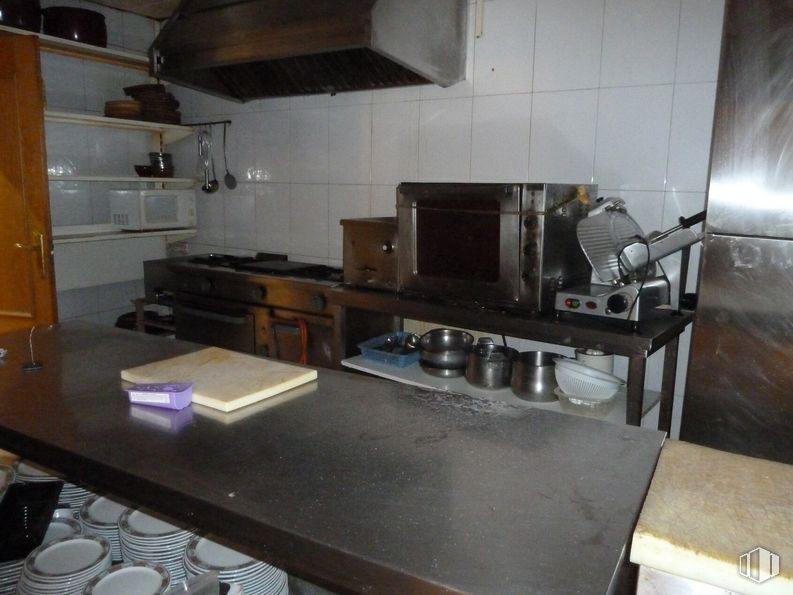 Local en alquiler y venta en Zona Centro, Azuqueca de Henares, Guadalajara, 19200 con horno microondas, vajilla, mesa, ebanistería, encimera, aparato de cocina, madera, cocina, diseño de interiores y edificio alrededor