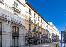 Retail for sale at Centro - Sol, Centro, Madrid, 28014 with building, sky, window, urban design, residential area, real estate, facade, road surface, city and metropolis around