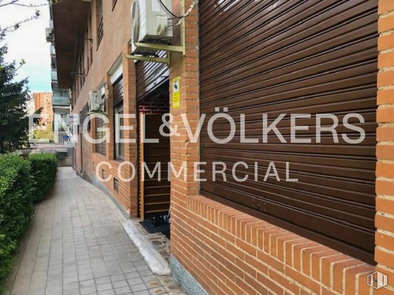 Retail for sale at Calle Bañeza, Fuencarral - El Pardo, Madrid, 28035 with plant, property, road surface, wood, architecture, brick, brickwork, asphalt, font and flooring around