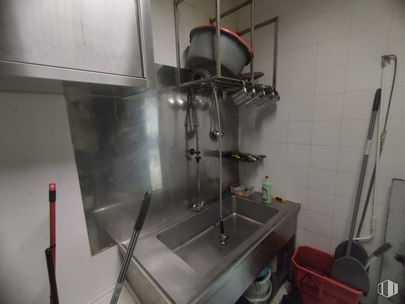 Retail for rent at Paseo Delicias, 68, Arganzuela, Madrid, 28045 with sink, kitchen sink, plumbing fixture, plumbing, tap, kitchen, household hardware, kitchen appliance, kitchen utensil and silver around