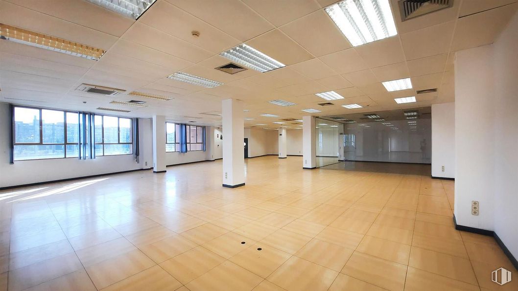 Office for rent at Calle Méndez Álvaro, 9 , Arganzuela, Madrid, 28045 with window, fixture, flooring, hall, floor, ceiling, building, glass, tile flooring and event around