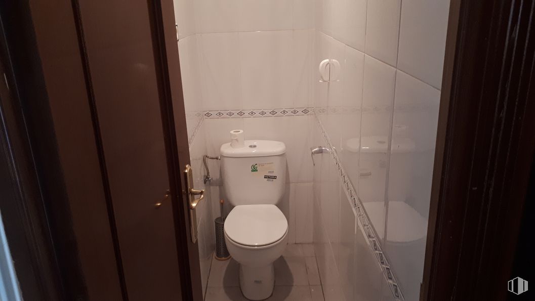 Local en alquiler en Carretera Canillas, Hortaleza, Madrid, 28043 con inodoro, asiento del inodoro, accesorios de fontanería, cuarto de baño, madera, urinario, suelo, fontanería, suelos y pared alrededor