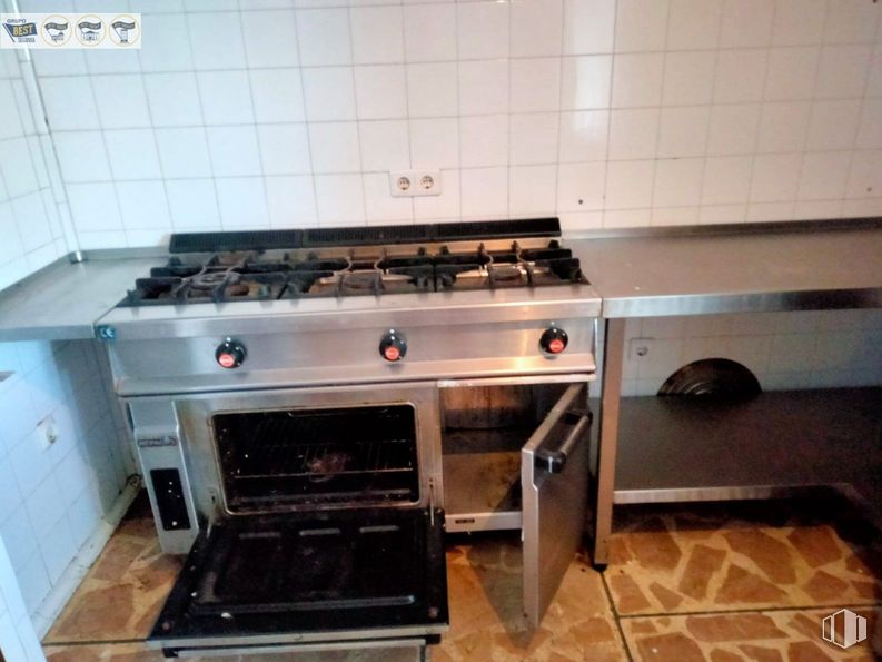 Retail for sale at El Sotillo - La Lastrilla, La Lastrilla, Segovia, 40196 with kitchen appliance, home appliance, oven, kitchen stove, stove, gas stove, cooktop, major appliance and kitchen around