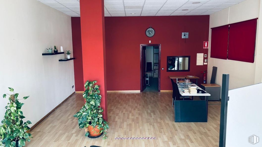 Office for sale & for rent at Avenida Pilar, 14, Torrijos, Toledo, 45500 with houseplant, door, table, window, plant, picture frame, wood, interior design, building and architecture around