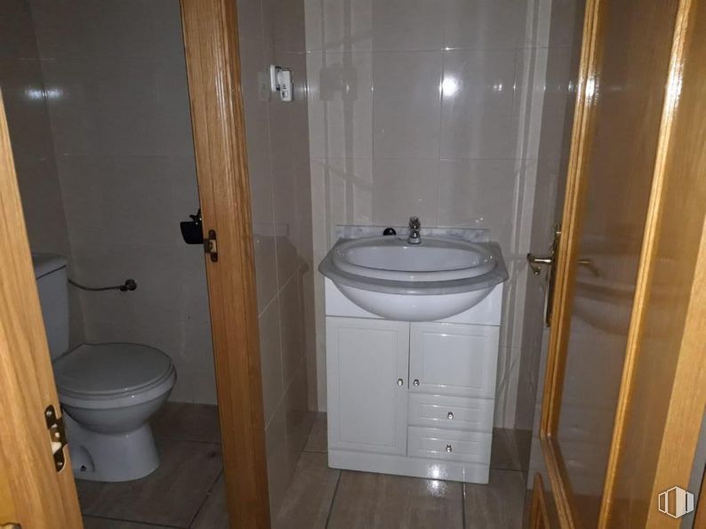 Retail for sale at Avenida Bucaramanga, Hortaleza, Madrid, 28033 with sink, toilet, bathroom cabinet, toilet seat, plumbing fixture, bathroom sink, tap, bathroom, fixture and purple around