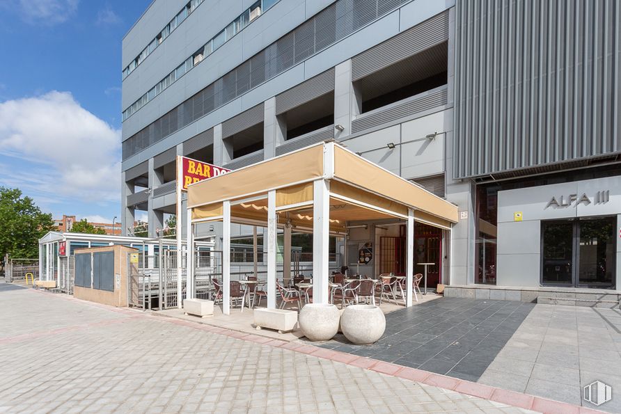 Local en venta en Calle Isabel Colbrand, Fuencarral - El Pardo, Madrid, 28050 con edificio, propiedad, cielo, nube, diseño urbano, sombra, fachada, inmobiliario, edificio comercial y ventana alrededor