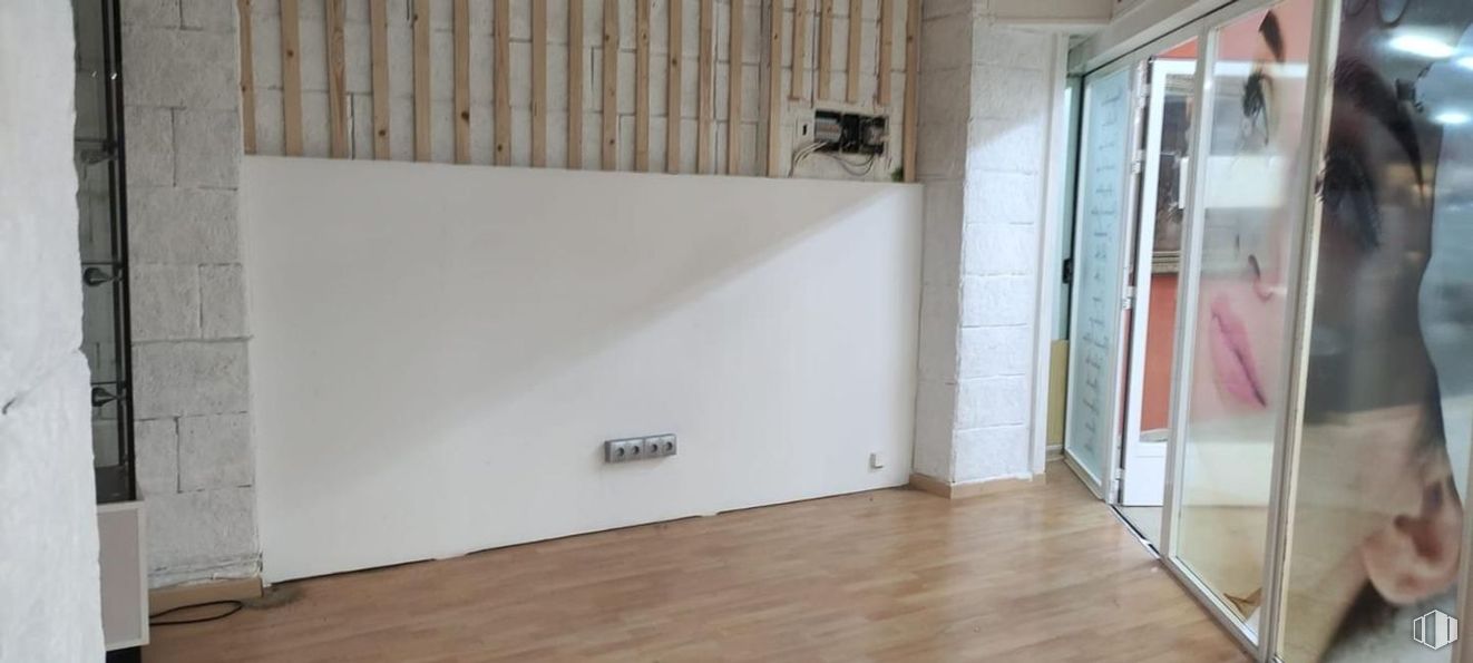 Local en alquiler y venta en Avenida Constitución, Móstoles, Madrid, 28931 con suelos, pared, suelo, madera, interiorismo, techo, habitación, suelos de madera, material compuesto y suelo laminado alrededor