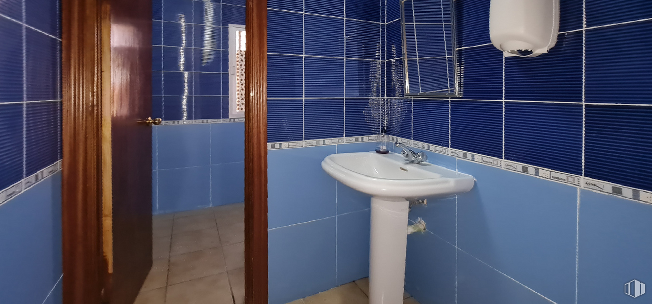 Retail for sale & for rent at Calle Lagartera, Escalona, Toledo, 45910 with sink, lighting, plumbing fixture, tap, property, bathroom sink, blue, purple, bathroom and fixture around