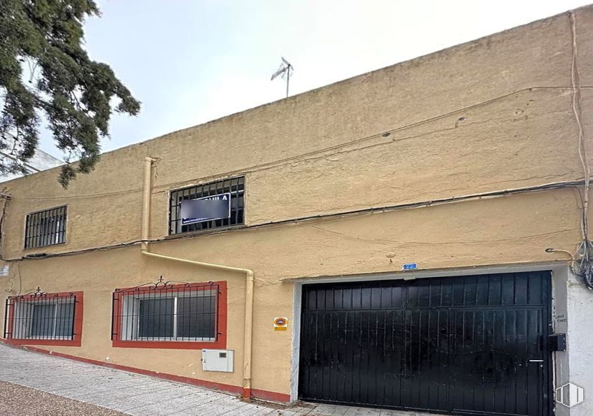 Industrial for rent at Calle Buenavista, Navalcarnero, Madrid, 28600 with window, parking, automotive tail & brake light and gate around