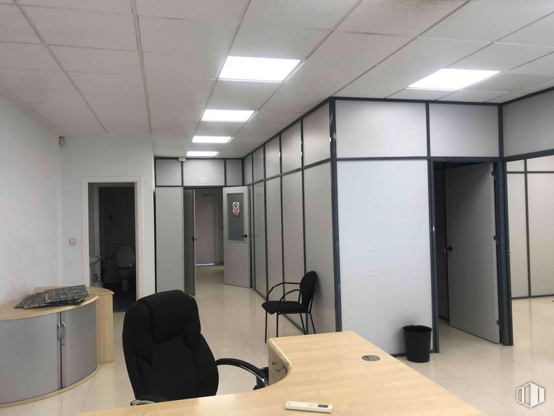 Oficina en alquiler en Zona empresarial, Alcobendas, Madrid, 28100 con silla, puerta, lámpara, mesa, mueble, edificio, alumbrado, accesorio, interiorismo y suelos alrededor