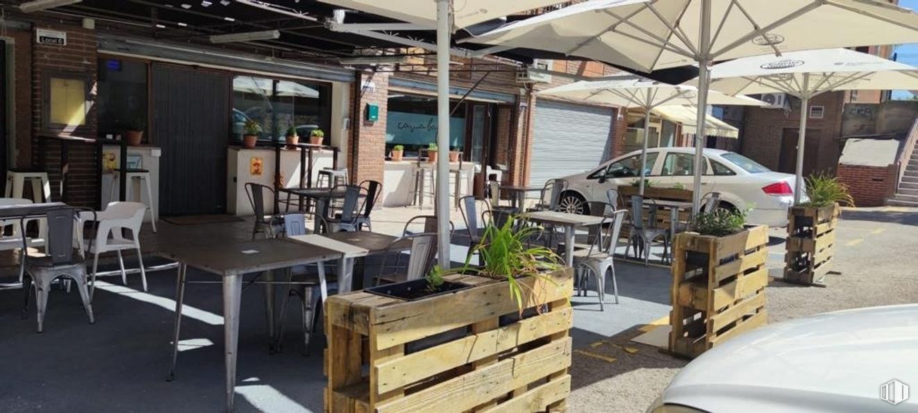 Retail for sale at Zona centro, Robledo de Chavela, Madrid, 28294 with car, umbrella, table, furniture, chair, property, plant, wood, wheel and interior design around