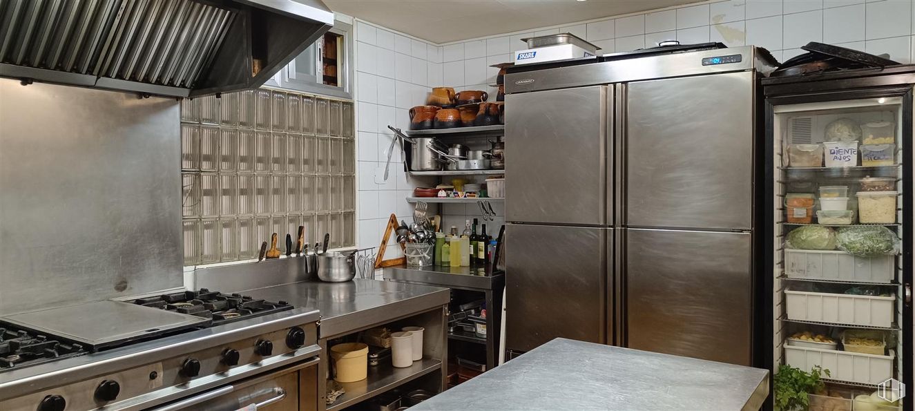 Retail for rent at Calle Castilla, 15, Tetuán, Madrid, 28039 with refrigerator, gas stove, kitchen appliance, home appliance, table top, cabinetry, furniture, kitchen, wood and shelving around