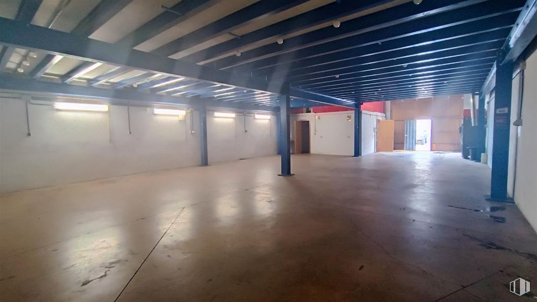 Industrial for sale at Calle Azuela, Collado Villalba, Madrid, 28400 with flooring, floor, ceiling, composite material, concrete, hall, building material, daylighting, design and wood stain around