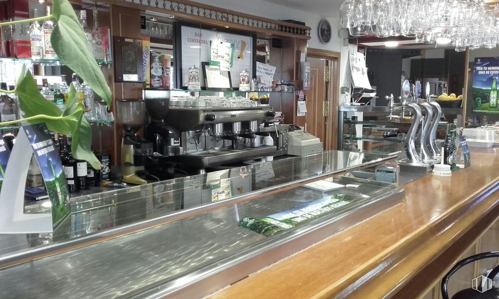 Local en alquiler y venta en Calle Pío Baroja, Algete, Madrid, 28110 con alumbrado, barware, edificio, encimera, marco, venta al por menor, establecimiento de bebidas, planta de interior, vidrio y planta alrededor