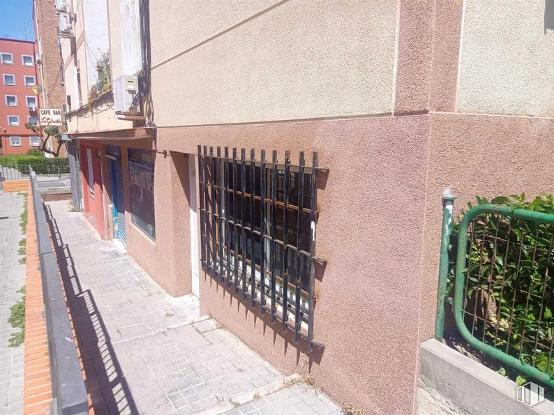 Retail for sale at Calle Guadalajara, 1, Alcorcón, Madrid, 28922 with building, window, plant, road surface, brickwork, brick, wood, neighbourhood, urban design and house around