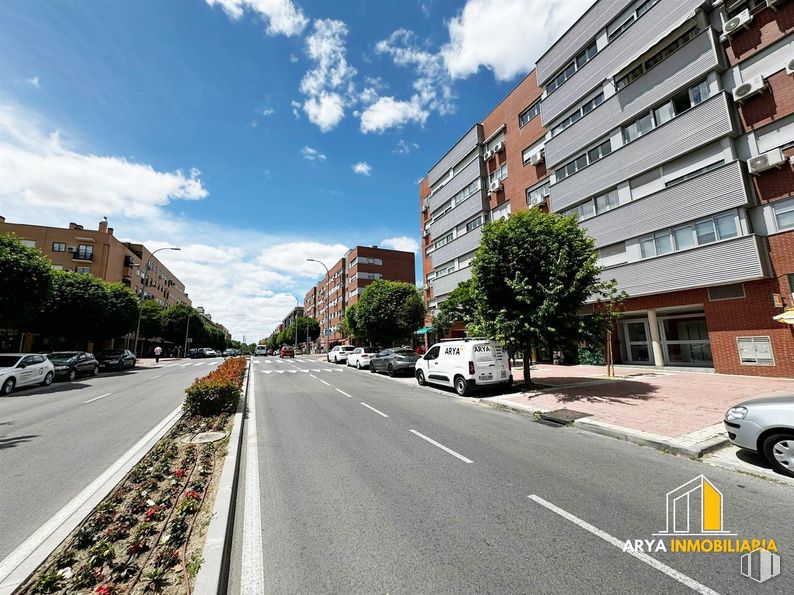 Local en alquiler y venta en Avenida Unión Europea, 15, Torrejón de Ardoz, Madrid, 28850 con edificio, nube, rueda, cielo, coche, ventana, neumático, superficie de la carretera, infraestructura y asfalto alrededor