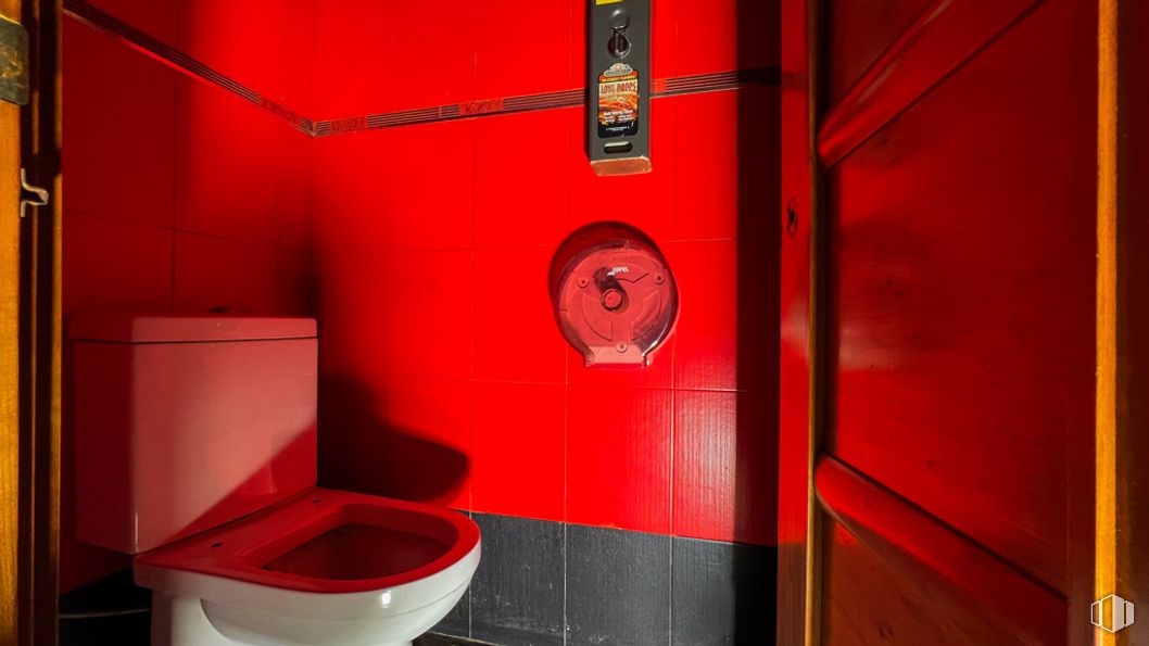 Retail for sale at Calle Venta, Collado Villalba, Madrid, 28400 with toilet, red, orange, toilet seat, flooring, floor, plumbing fixture, bathroom, plumbing and wood stain around