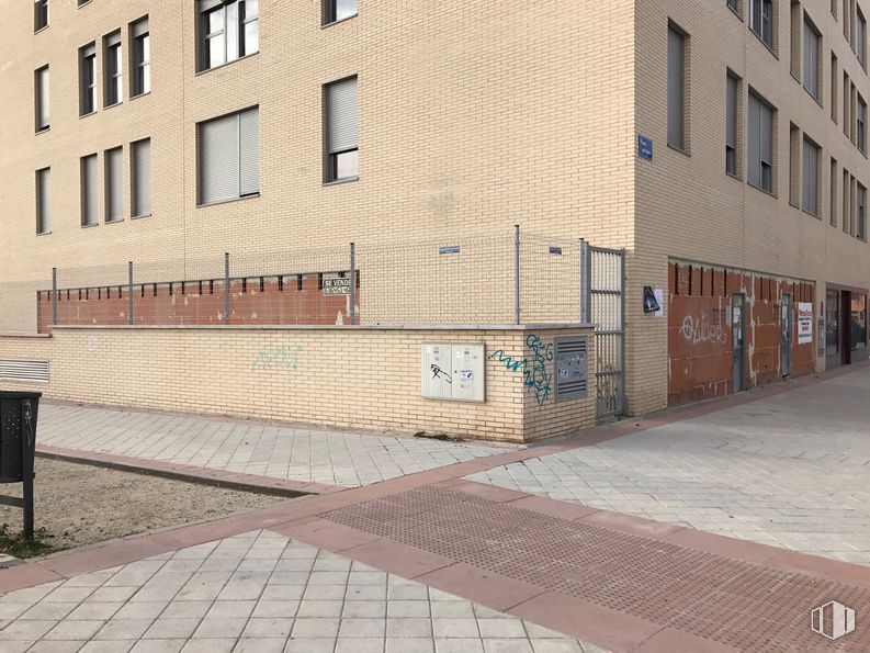 Local en alquiler y venta en Calle Laurel, 3, Fuenlabrada, Madrid, 28942 con edificio, ventana, superficie de carretera, albañilería, madera, LADRILLO, asfalto, diseño urbano, acera y casa alrededor