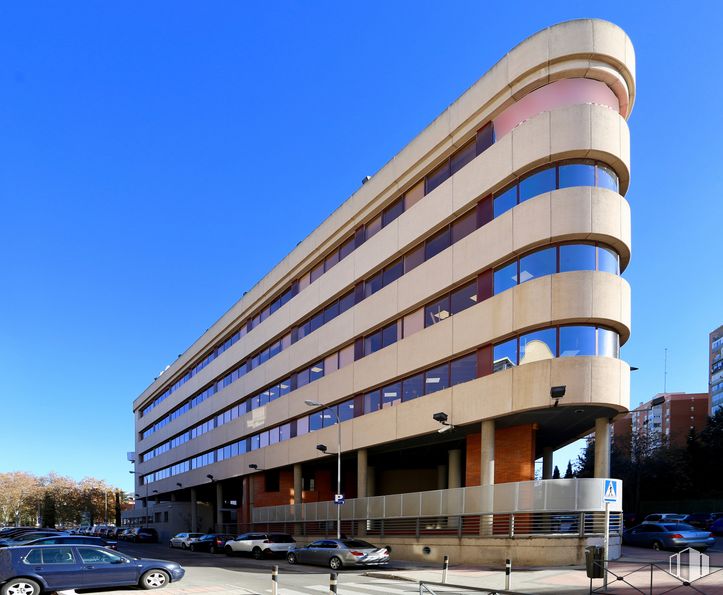 Oficina en alquiler en Calle Labastida, 2, Fuencarral - El Pardo, Madrid, 28034 con edificio, ventana, cielo, bloque de pisos, diseño urbano, propiedad material, ciudad, fachada, edificio comercial, área metropolitana y accesorio alrededor