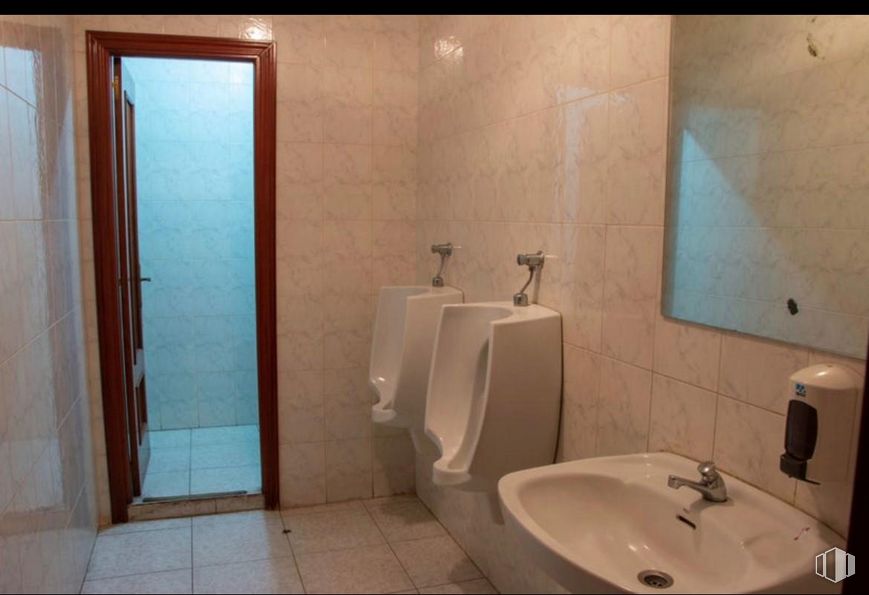 Retail for sale & for rent at Plaza Mayor, Ayllón, Segovia, 40520 with sink, door, brown, property, plumbing fixture, tap, bathroom, fixture, building and lighting around