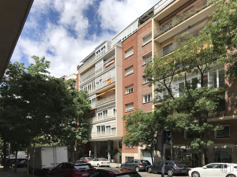 Office for rent at Calle Quintana, 28, Moncloa - Aravaca, Madrid, 28008 with car, building, apartment, residential area, city, neighbourhood, condominium, urban design, metropolitan area and mixed-use around