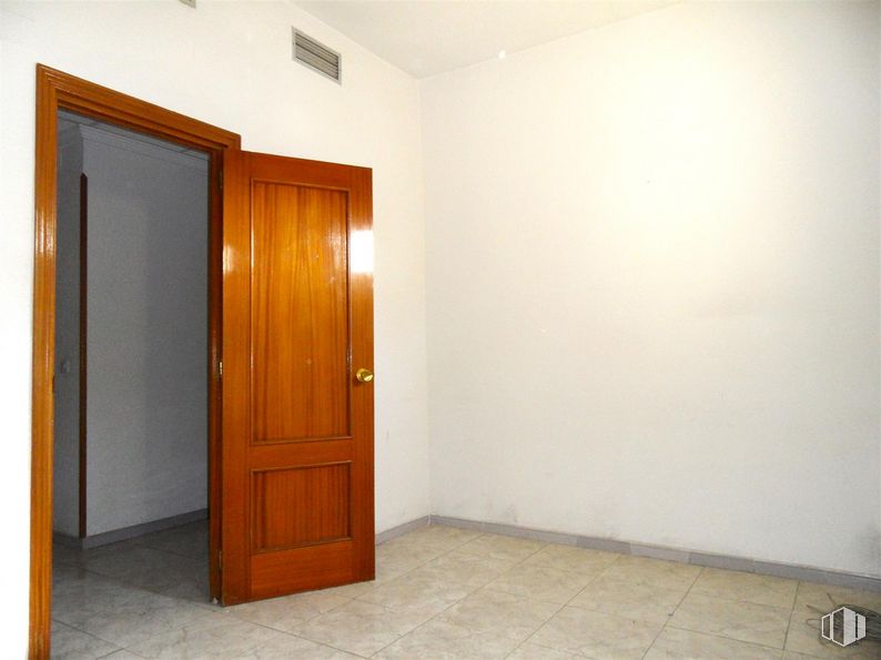 Oficina en alquiler en Calle Madrid, Getafe, Madrid, 28901 con puerta, accesorio, asa, madera, cerrojo muerto, edificio, suelo, suelos, puerta de casa y tinte para madera alrededor