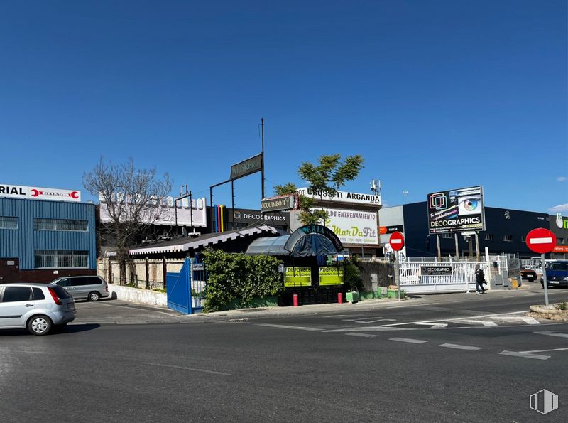 Nave en alquiler en Avenida Madrid, 60, Arganda del Rey, Madrid, 28500 con coche, edificio, cielo, luz de estacionamiento, vehículo, asfalto, rueda, superficie de la carretera, vehículo de motor y árbol alrededor