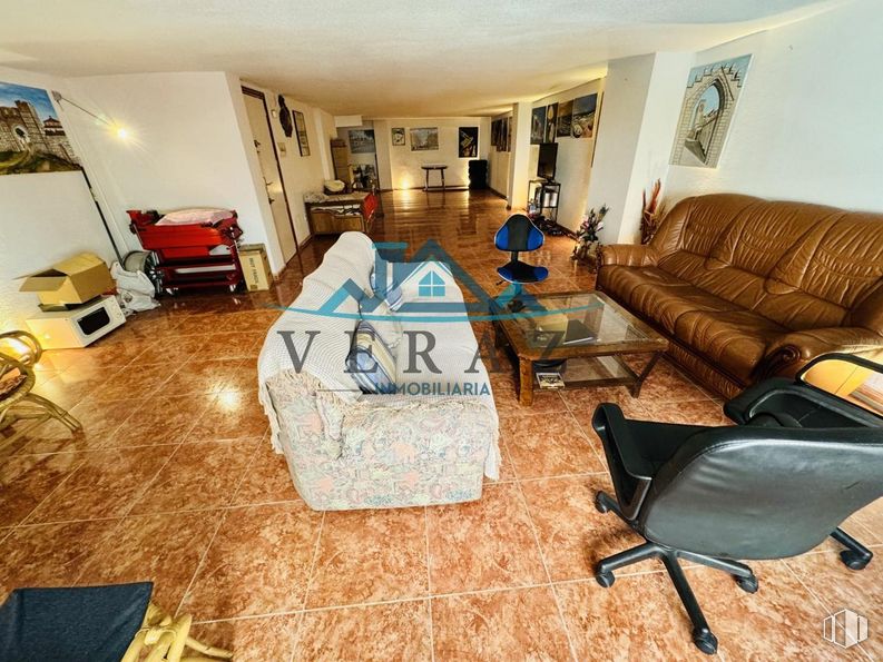 Retail for sale at Calle Victor Benito Zalduondo, Talavera de la Reina, Toledo, 45600 with couch, table, furniture, property, comfort, wood, living room, interior design, flooring and building around