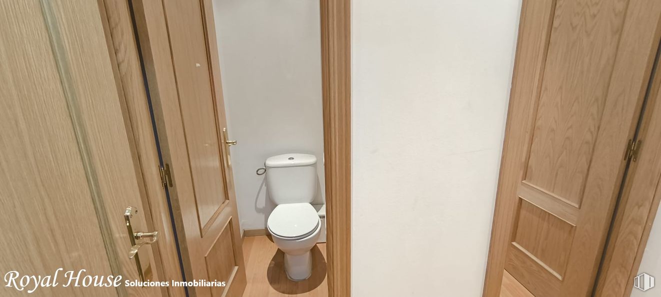 Local en venta en Calle Madroños, Collado Villalba, Madrid, 28400 con inodoro, madera, suelos, suelo, asiento del inodoro, accesorios de fontanería, puerta, cuarto de baño, fontanería y habitación alrededor