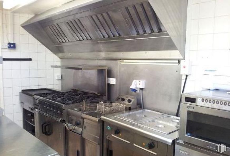 Local en alquiler en Zona Las Tablas, Fuencarral - El Pardo, Madrid, 28050 con aparato de cocina, estufa de gas, electrodoméstico, encimera, propiedad, ebanistería, cocina, placa de cocción, cocina y estufa alrededor