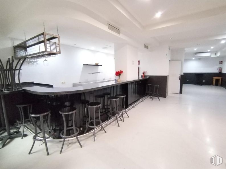 Retail for rent at Travesía Ronda, 6, San Blas - Canillejas, Madrid, 28022 with stool, flooring, floor, interior design, furniture, ceiling, bar stool, restaurant, chair and light fixture around