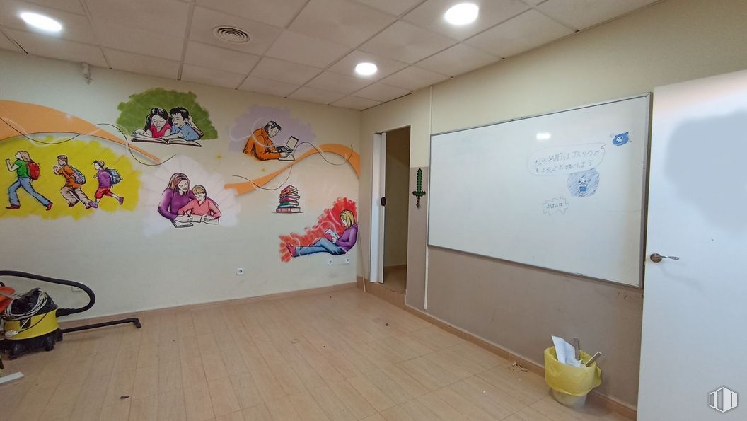 Retail for sale & for rent at Calle Marbella, 35, Arroyomolinos, Madrid, 28939 with whiteboard, home appliance, yellow, interior design, flooring, paint, floor, wood, art and building around