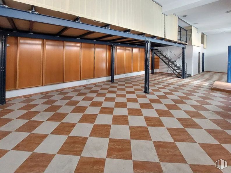 Retail for sale at Calle Reina de África, Puente de Vallecas, Madrid, 28018 with property, wood, tile flooring, interior design, architecture, flooring, floor, hall, wall and hardwood around