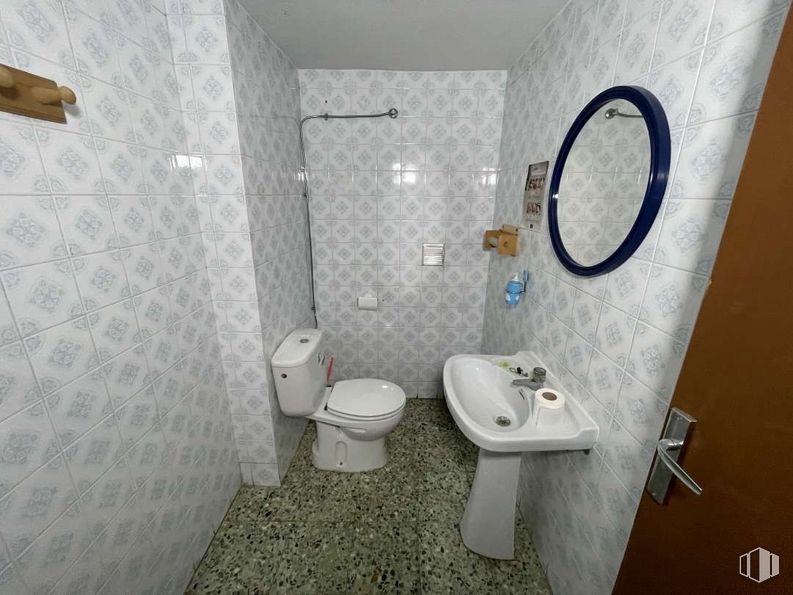 Retail for sale at Calle Río Mimbre, 9, Toledo, 45007 with sink, toilet, mirror, property, plumbing fixture, bathroom sink, tap, bathroom, purple and interior design around