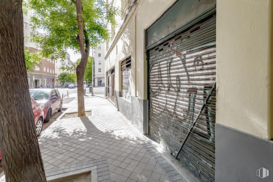 Local en alquiler en Calle Divino Vallés, 14, Arganzuela, Madrid, 28045 con coche, durante el día, planta, neumático, árbol, rueda, superficie de la carretera, edificio, diseño urbano y acera alrededor