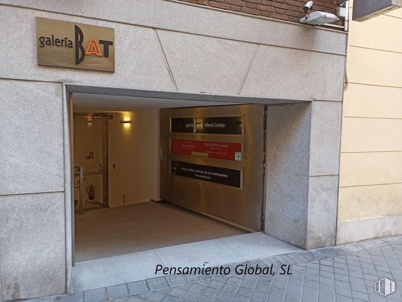 Local en venta en Calle María de Guzmán, 61, Chamberí, Madrid, 28003 con propiedad, accesorio, edificio, puerta, madera, pared, suelo, material compuesto, gas y exterior automotriz alrededor