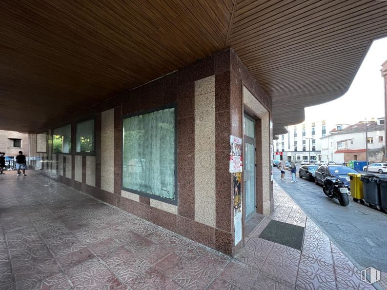 Retail for rent at Calle Arevalo, Ávila, 05001 with tire, building, wheel, architecture, road surface, floor, flooring, urban design, shade and vehicle around