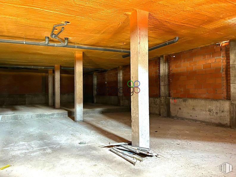 Retail for rent at Plaza Consejo, Guadalajara, 19001 with property, floor, flooring, wood, composite material, building material, fixture, ceiling, tints and shades and concrete around