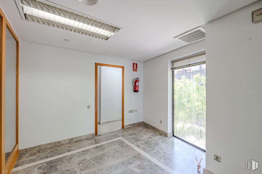 Local en venta en Ronda de Segovia, Arganzuela, Madrid, 28005 con lámpara, ventana, alumbrado, propiedad, accesorio, madera, arquitectura, suelos, interiorismo y suelo alrededor