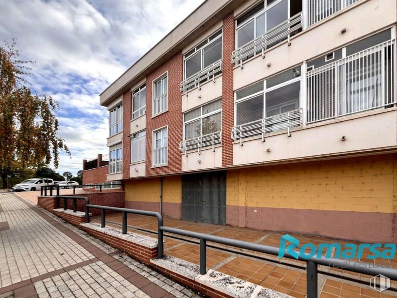 Retail for sale at Calle Rejero Lorenzo de Ávila, Ávila, 05004 with window, architecture, apartment, urban design, composite material, balcony, condominium, fence and daylighting around