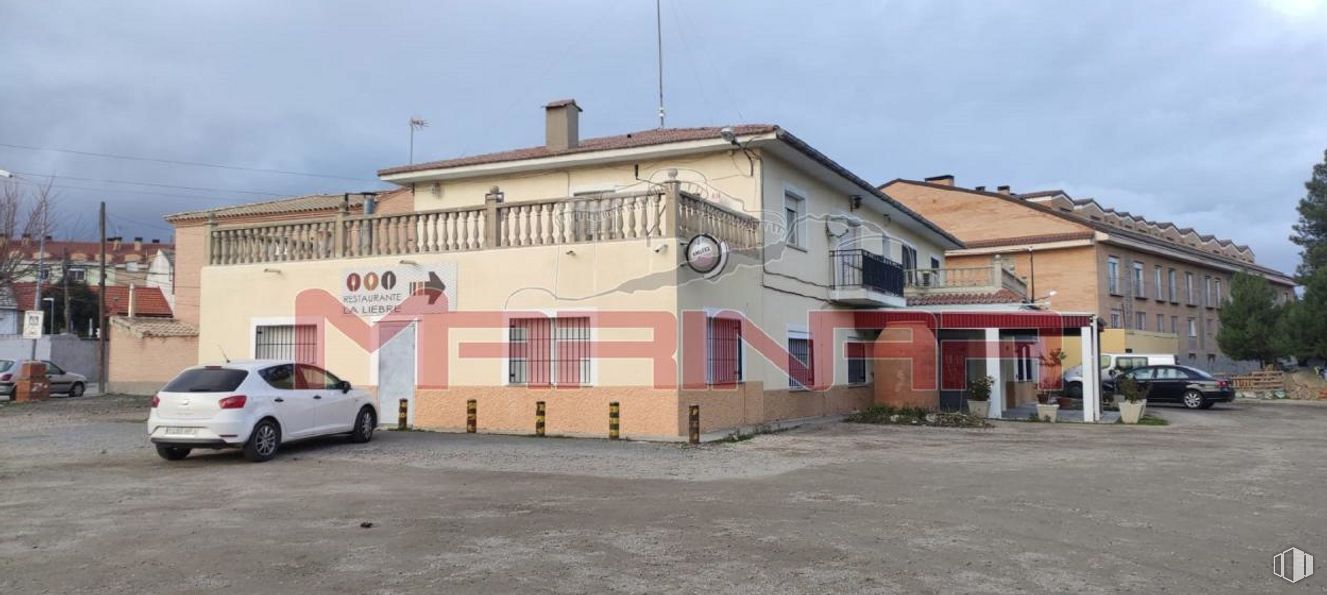 Retail for sale at Carretera Serranillos, Yeles, Toledo, 45220 with car, house, building, wheel, window, sky, tire, vehicle, automotive parking light and cloud around