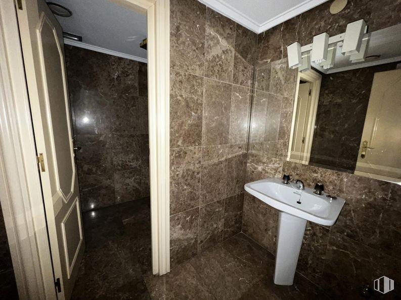 Retail for rent at Calle Arevalo, Ávila, 05001 with sink, mirror, tap, plumbing fixture, bathroom sink, bathroom, lighting, interior design, wood and flooring around