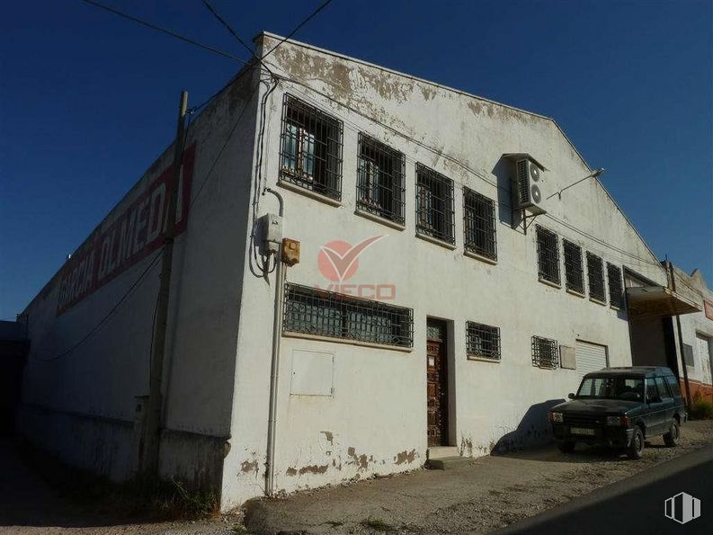 Industrial for sale & for rent at Polígono Cerrajera, Cuenca, 16003 with car, window, building, sky, tire, motor vehicle, wheel, vehicle, mode of transport and residential area around