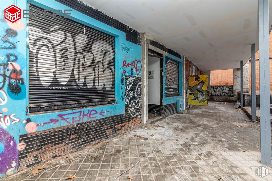 Retail for sale at Plaza Santa Eurelia, Ciudad Lineal, Madrid, 28017 with wall, visual arts, graffiti, concrete, brick, paint, brickwork, street art, mural and building material around