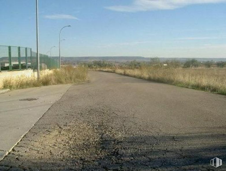 Land for sale at Avenida Industria, Yunquera de Henares, Guadalajara, 19210 with sky, cloud, plant, street light, road surface, natural landscape, land lot, asphalt, tree and thoroughfare around