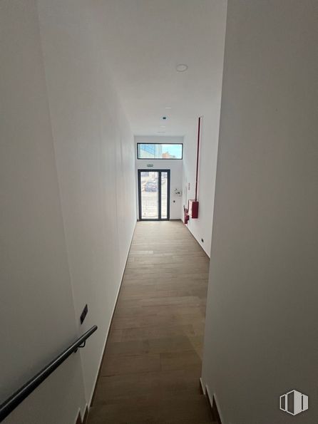 Nave en alquiler y venta en Calle Loeches, Alcorcón, Madrid, 28925 con puerta, accesorio, madera, hall, suelos, suelo, edificio, material compuesto, pintura y madera dura alrededor