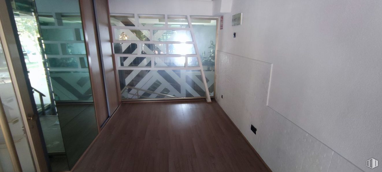 Retail for rent at Calle Jardines del Recreo, Ávila, 05001 with building, fixture, wood, flooring, floor, house, hardwood, wood stain, glass and hall around