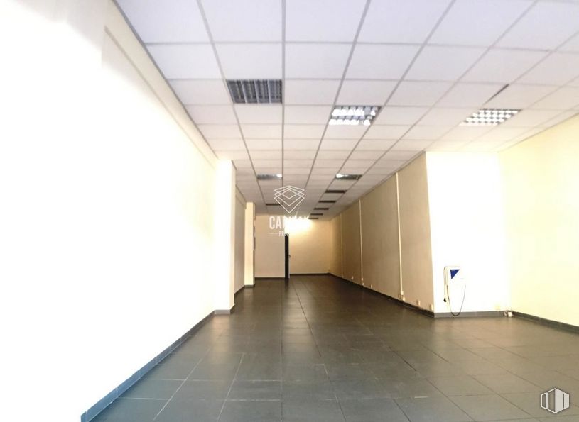 Local en alquiler en Calle París, 2, Pozuelo de Alarcón, Madrid, 28224 con accesorio, suelo, piso, pasillo, edificio, madera, techo, vidrio, evento y iluminación diurna alrededor