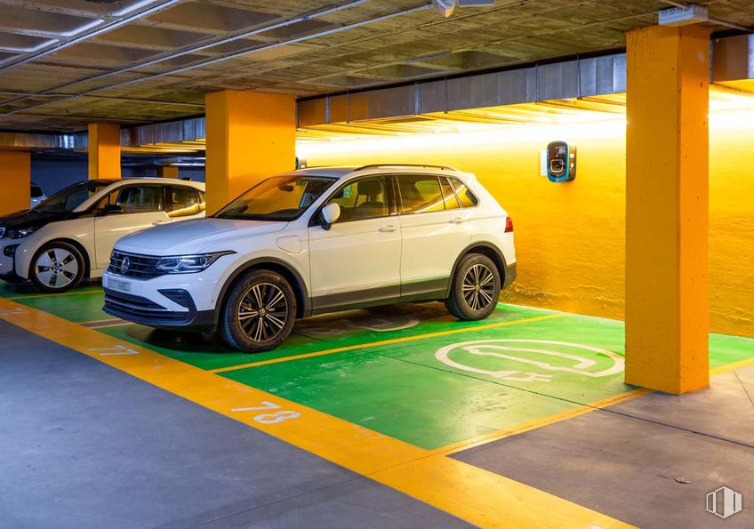 Oficina en alquiler en Edificio Caoba, Calle Valportillo Primera, 22 - 24, Alcobendas, Madrid, 28100 con coche, neumático, rueda, puerta, vehículo, iluminación del automóvil, neumático de automoción, capó, vehículo de motor y diseño automovilístico alrededor