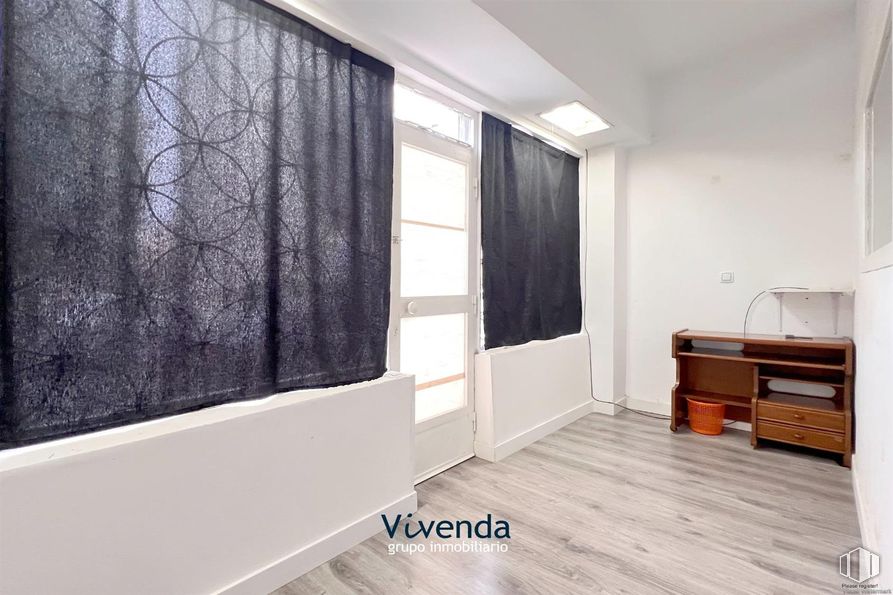 Local en alquiler y venta en Calle Soria, Móstoles, Madrid, 28934 con escritorio, lámpara, mueble, propiedad, edificio, ebanistería, ventana, madera, interiorismo y gris alrededor